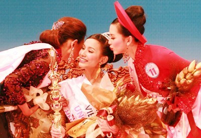 Hoa hậu Hoàn vũ Việt Nam Thùy Lâm (giữa) và hai Á hậu Võ Hoàng Yến (trái) và Dương Trương Thiên Lý tại chung kết Hoa hậu Hoàn vũ Việt Nam 2008.